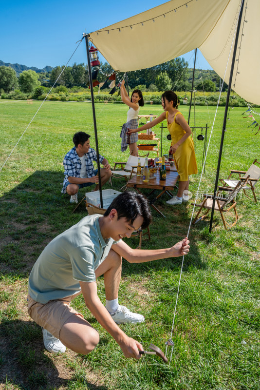 一群人露营地搭建天幕