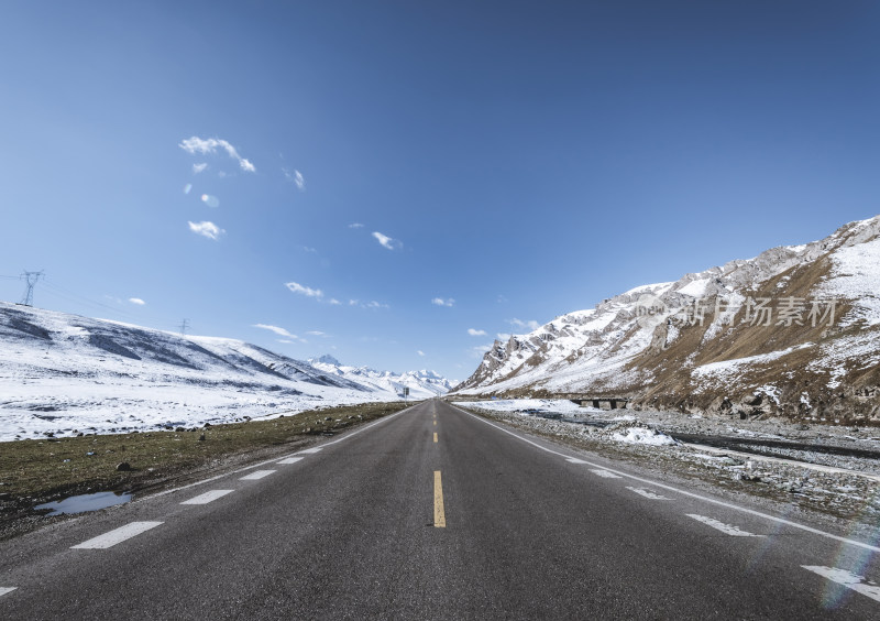 雪山旁的公路风景