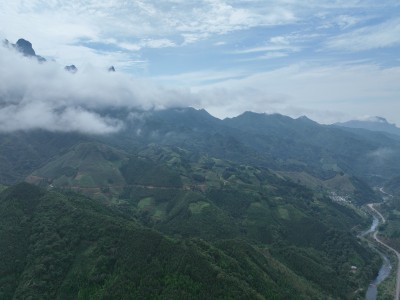 航拍广西大山深处山区河流小路云雾圣堂山