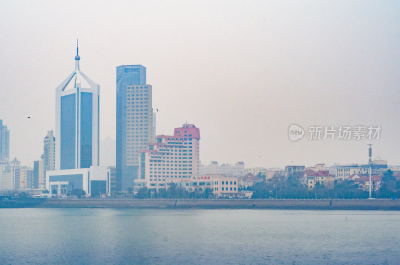 海雾中的青岛栈桥城市风光