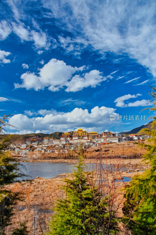 云南迪庆香格里拉松赞林寺景区湖泊草地秋景