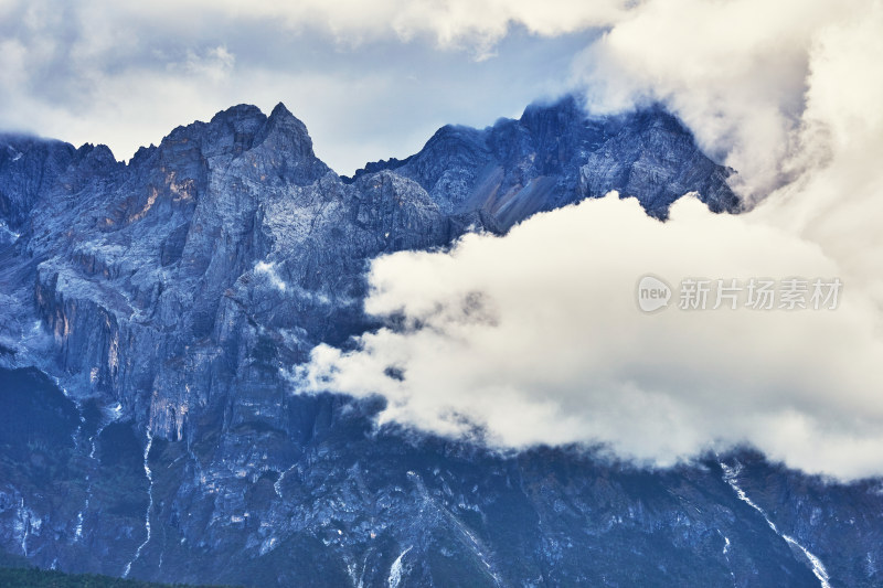 云海中的玉龙雪山