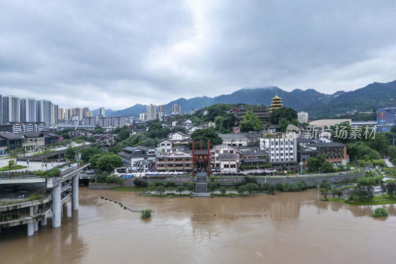 嘉陵江磁器口段洪峰过境航拍