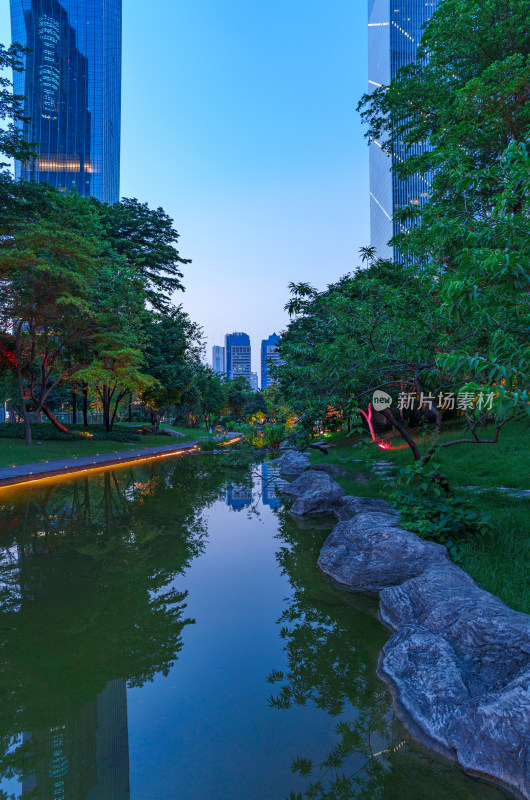 广州珠江新城花城广场公园湖泊与城市建筑