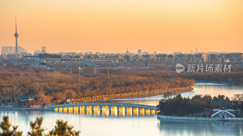 北京颐和园黄昏城市景观与十七孔桥全景