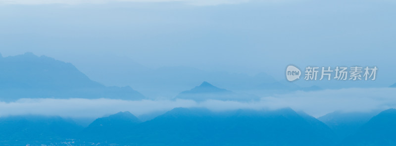 薄雾笼罩下的山峰