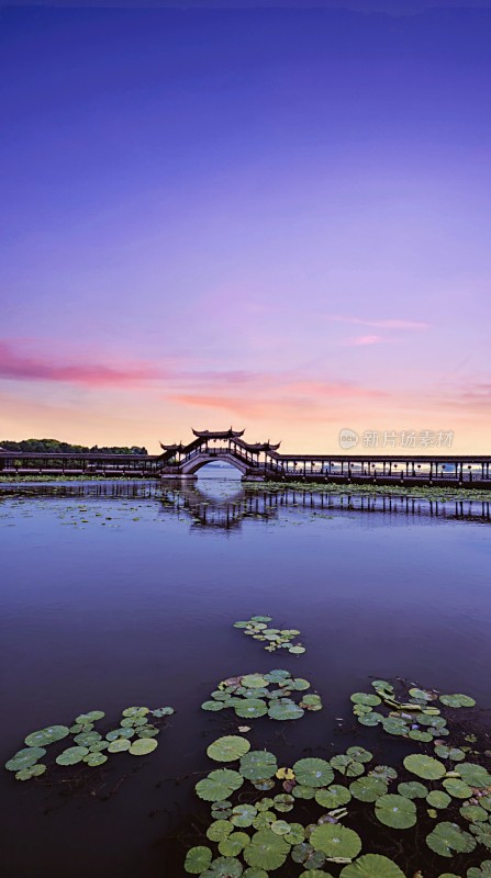 湖畔古桥日出美景