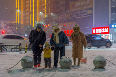 冬天下雪寒冷降温城市出行生活