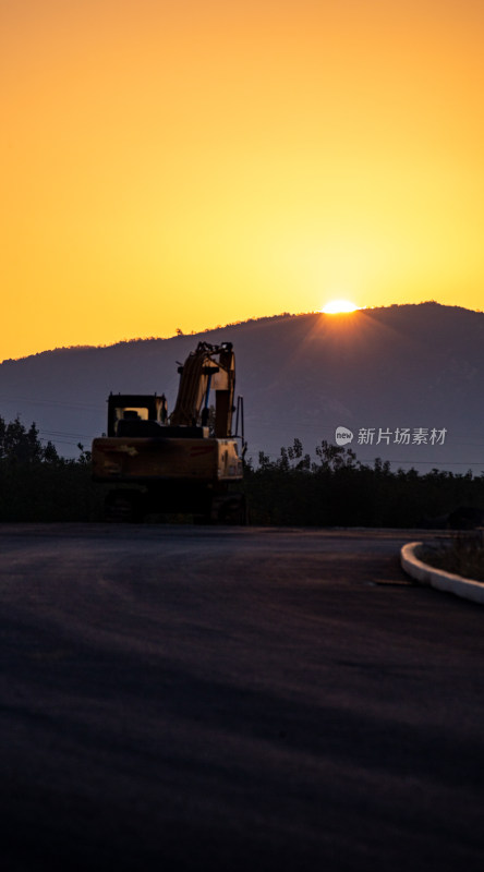 夕阳下道路上的景观