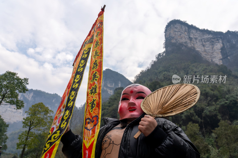 湘西吉首德夯苗寨新年人偶面具闹新春