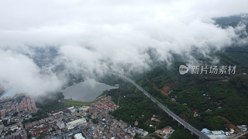 广东东莞：雨后城镇上空云雾缭绕