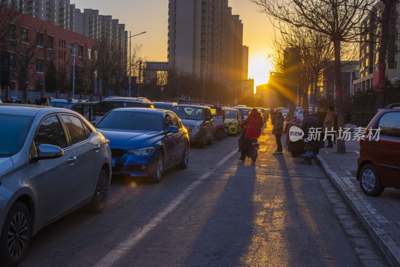 夕阳下的城市街道景象