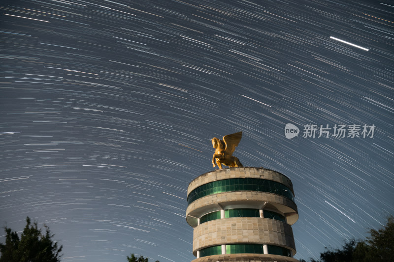 夜幕下的飞马