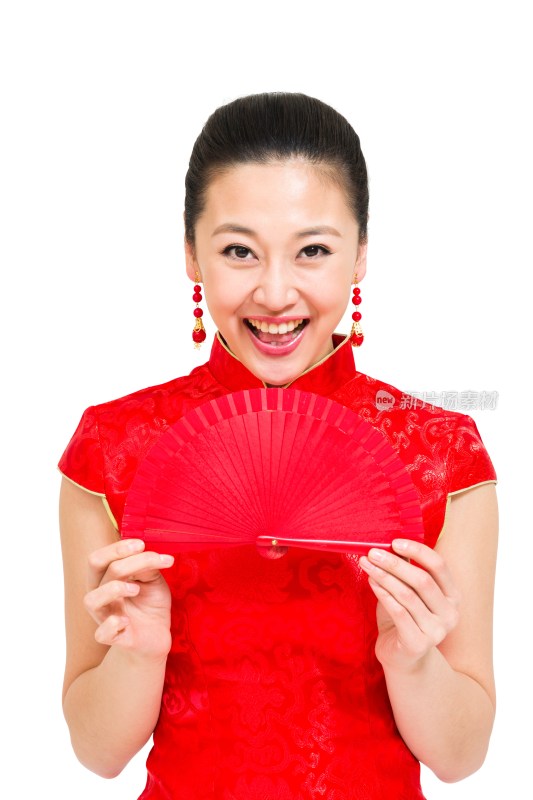 棚拍穿红色旗袍的年轻女人拿扇子