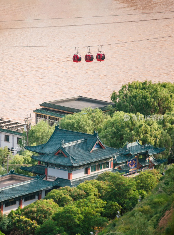 甘肃兰州白塔山，眺望中山桥与黄河两岸风景