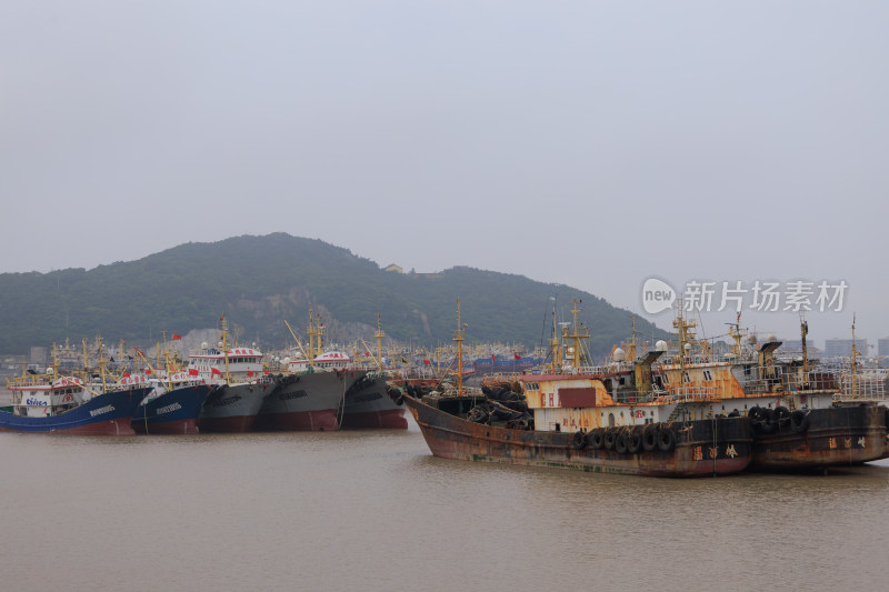 渔港停泊的多艘渔船景观