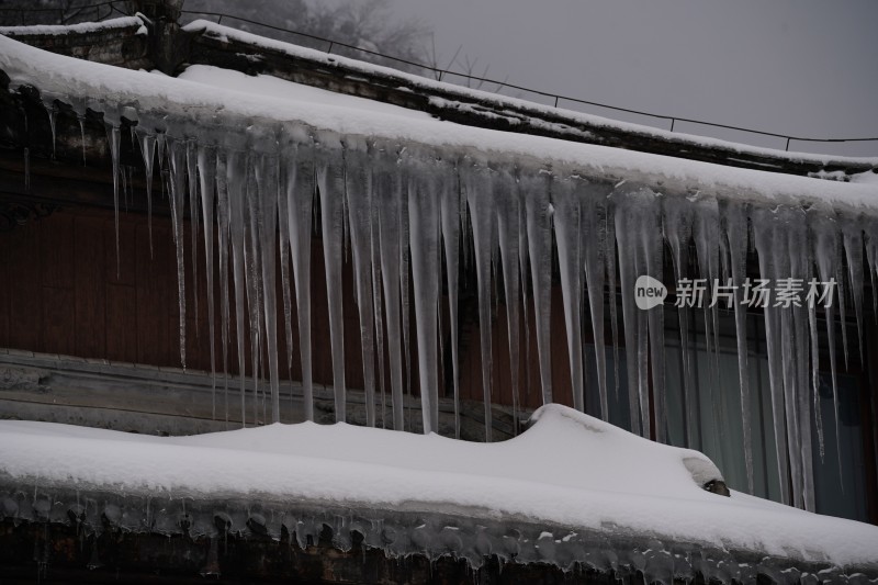 四川眉山瓦屋山景区冬日雪景山间小屋