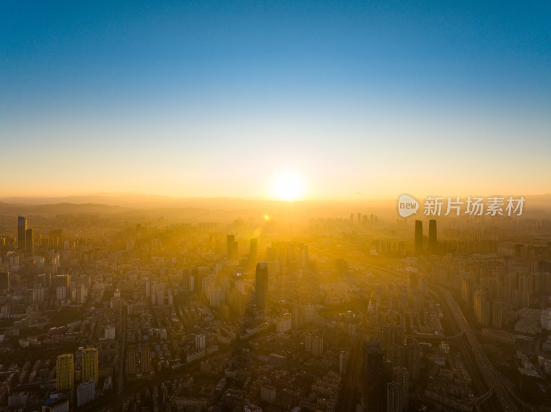 日出时分的城市高空全景