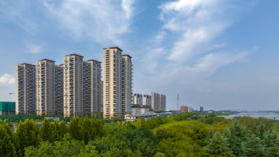 城市天际线楼房居住生态环境河流天空全景图