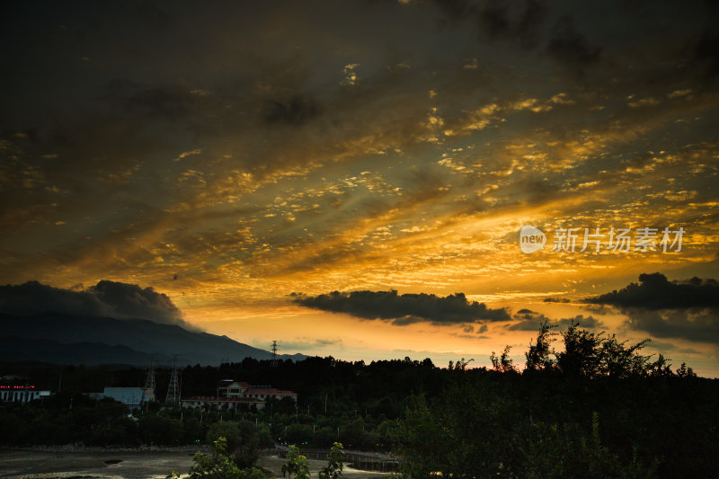 日落晚霞之云山