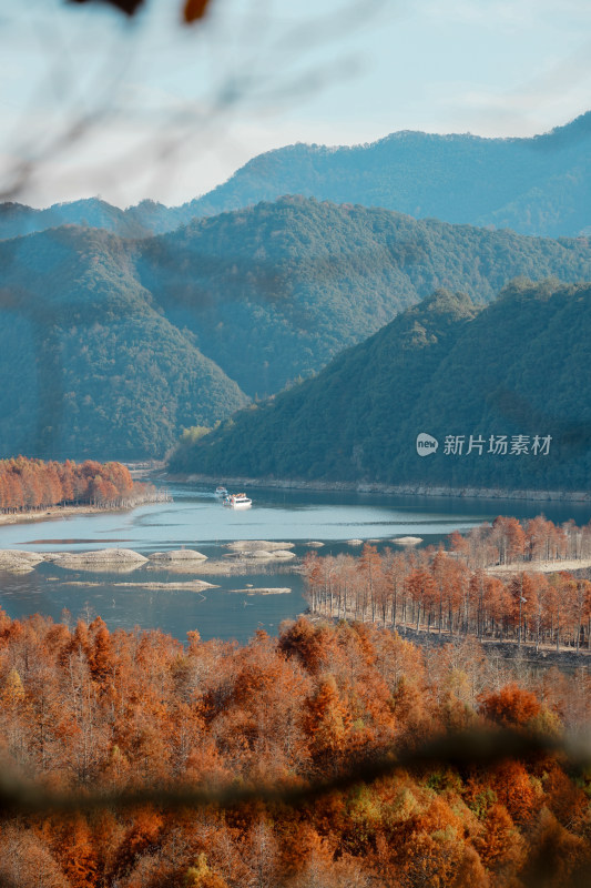 山林环绕的多彩湖景风光