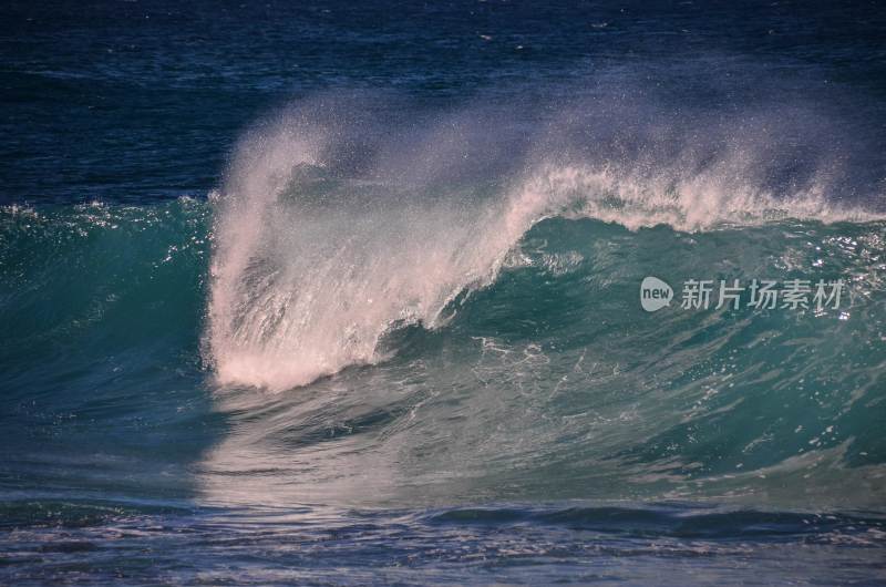 巨浪海浪大海冲击力的画面