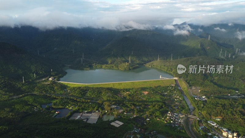 航拍广东省东莞市清溪湖水库周边山峰云雾