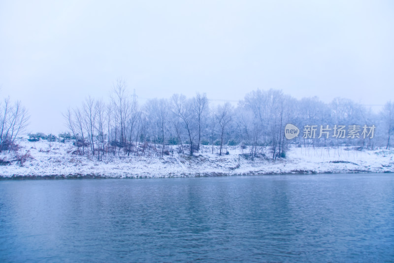 冬日河畔雪景