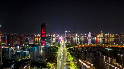 江西南昌新力中心朝阳大桥夜景航拍图