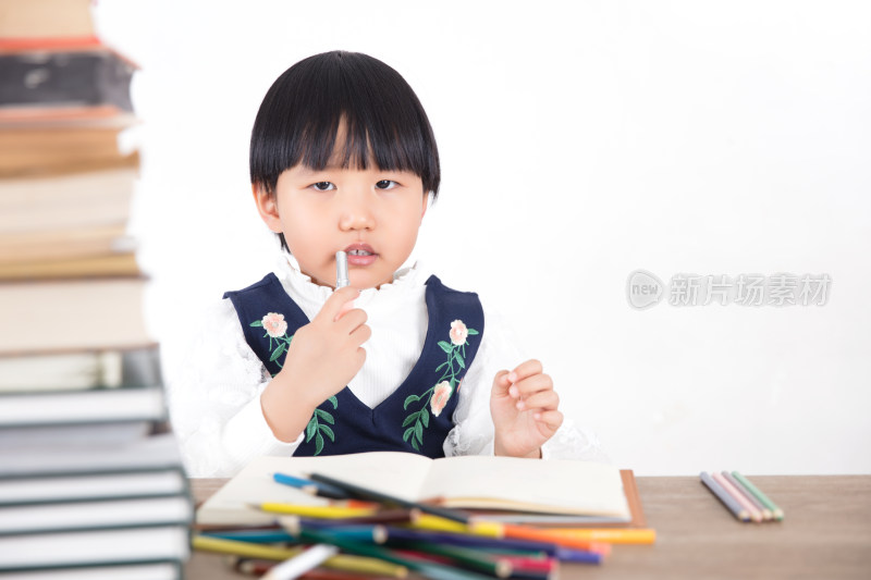 学习中给自己擦口油的小姑娘