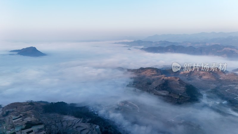 重庆酉阳：雾锁青山村庄靓