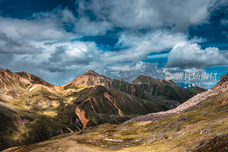 格聂崇山峻岭自然风光