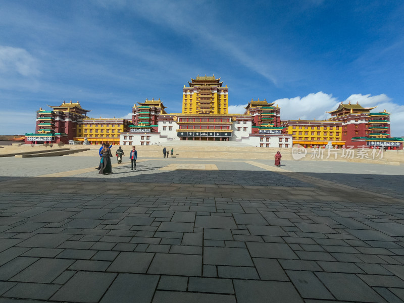 蓝天白云下的阿坝各莫寺寺院建筑