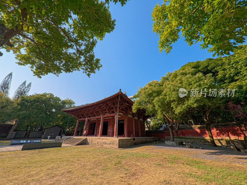 古建庭院绿树环绕风景