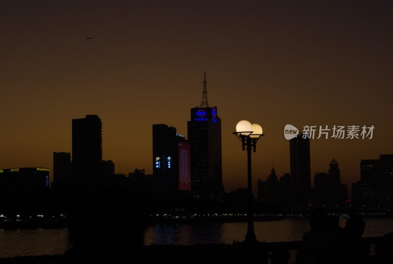 城市黄昏河畔高楼夜景