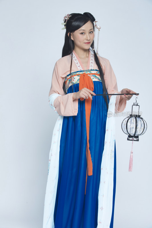 身穿古装的汉服女性人像（汉服影棚拍摄）