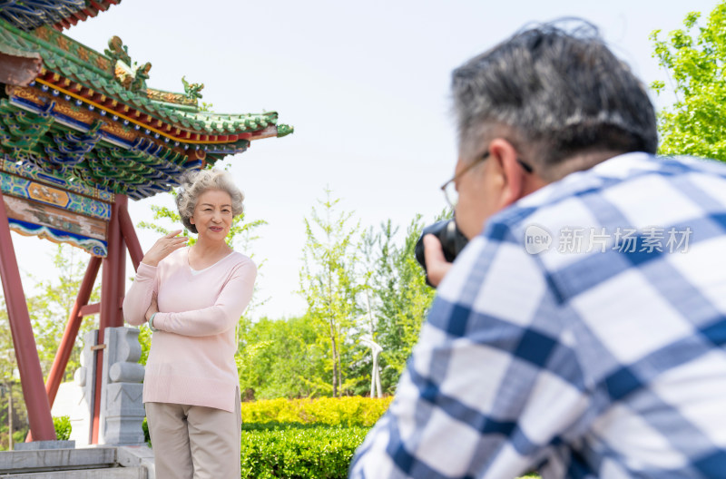 老年夫妻旅游