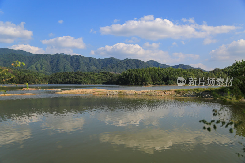 山间湖泊的宁静之美 安徽黄山奇墅湖