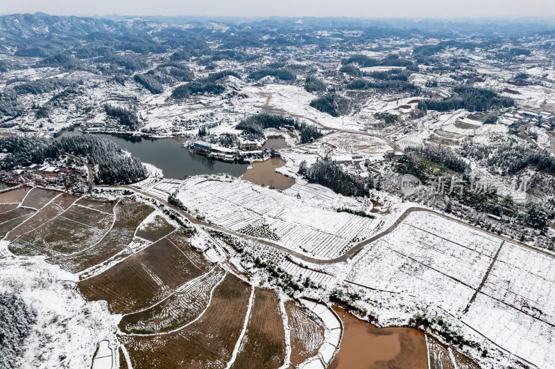 田园乡村冬天雪景航拍图