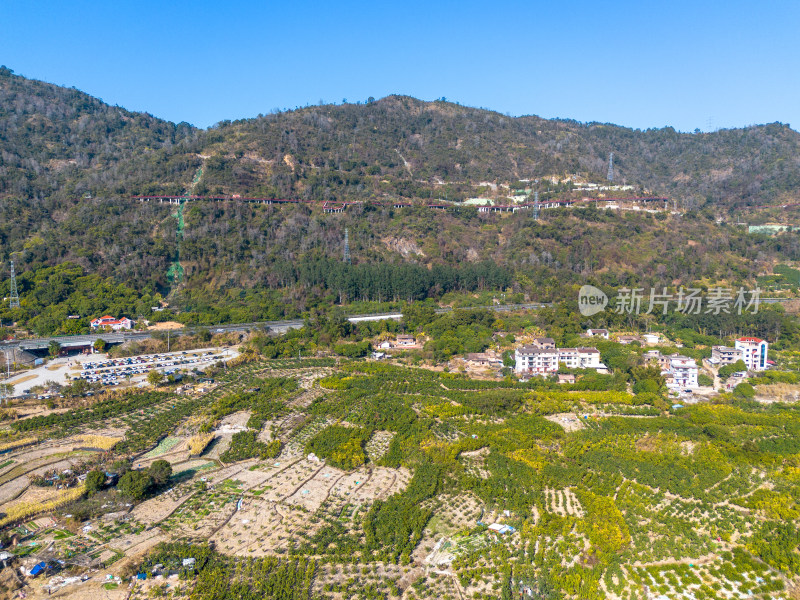 山林间村庄与田地的航拍全景