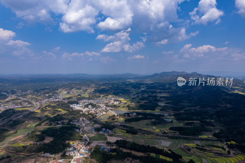 连绵起伏山川丘陵地貌航拍图