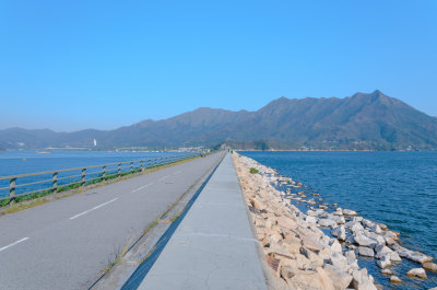 香港大浦大美督船湾淡水湖滨海堤坝