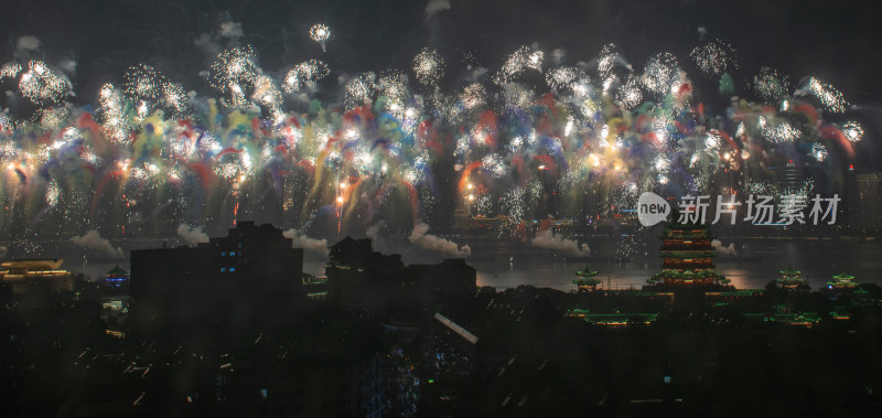 城市夜空绽放绚丽多彩烟花全景