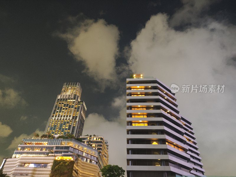 夜幕下的现代化高楼建筑