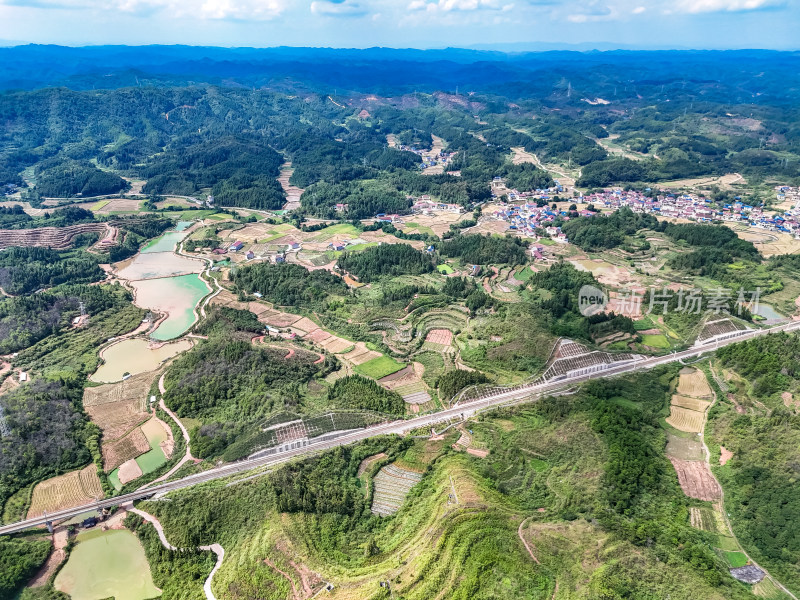 南方丘陵山川农田航拍图