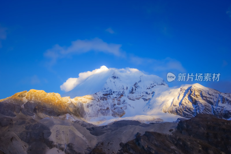 雪山日照金山自然风景