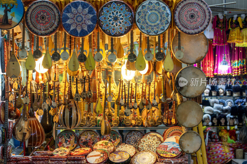 新疆乌鲁木齐大巴扎民族乐器及装饰盘陈列