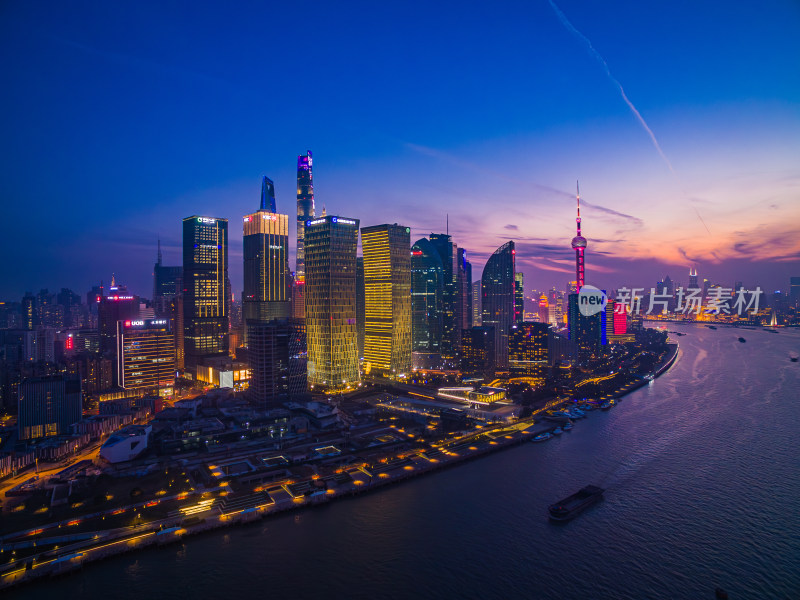 上海外滩黄昏城市天际线