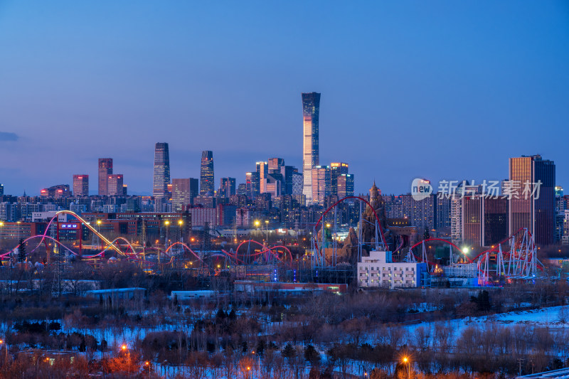 北京冬季雪后的欢乐谷与中国尊同框夜景