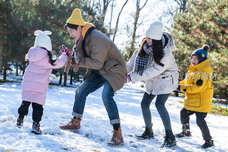 快乐的一家人在雪地里做游戏